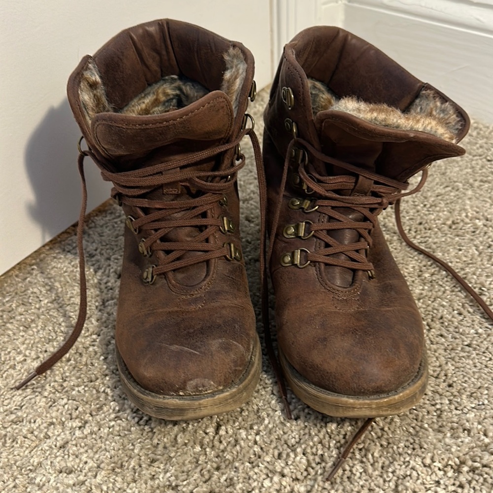 Brown hiking boot style Lucky Brand boots 7.5